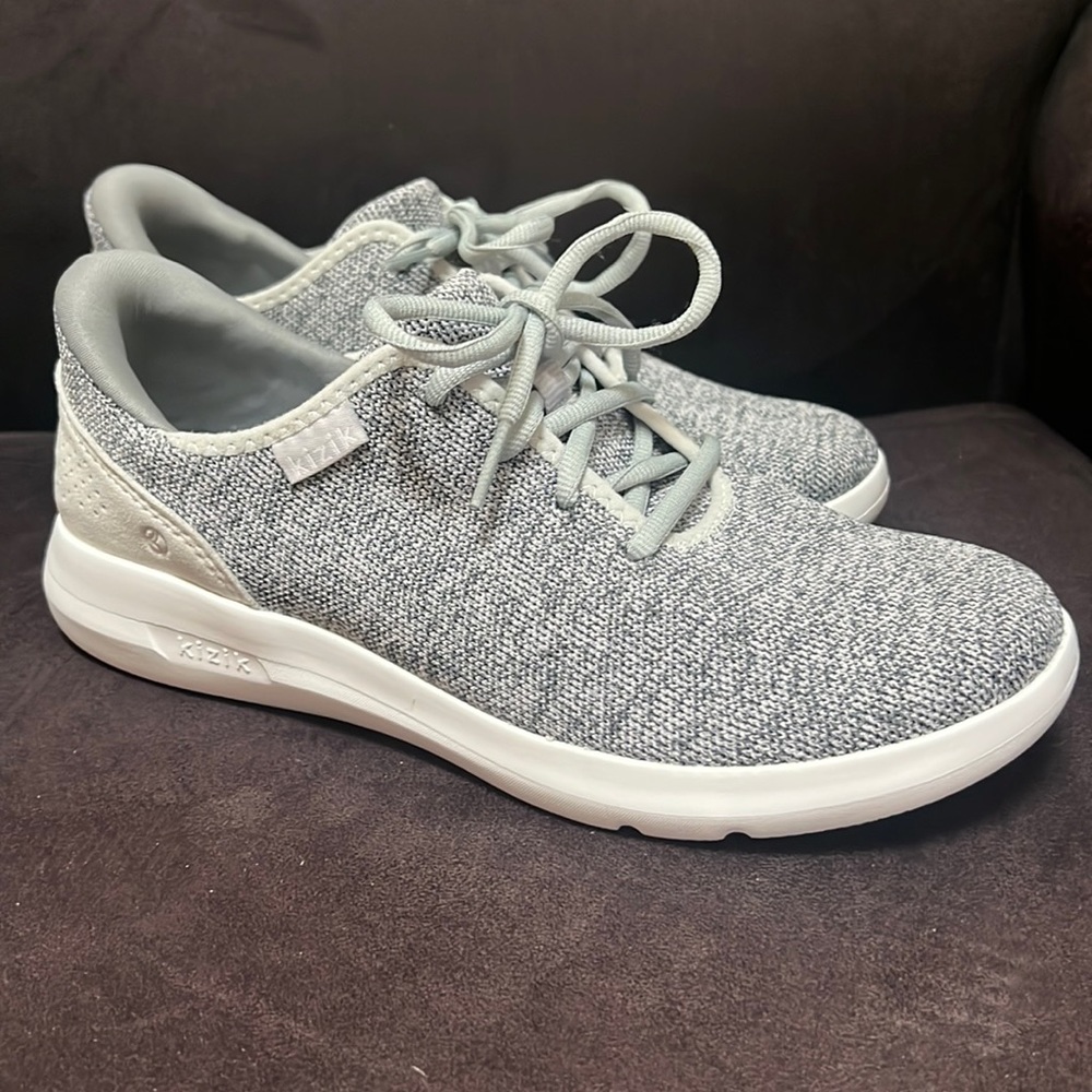 NEW! Men’s 7.5 wide/ Women’s 8.5 wide Kizik Slip-On Tennis Shoes